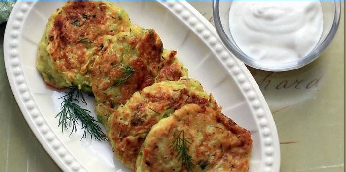 Zucchini-pandekager med cottage cheese