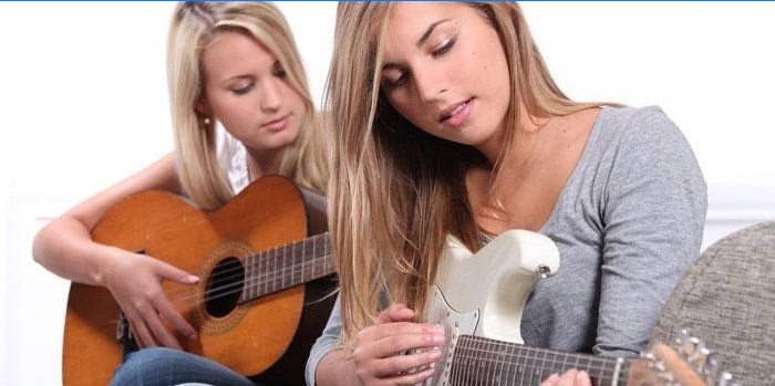 Piger spiller guitar