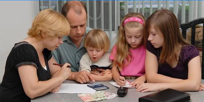 Familie planlægger et familiebudget