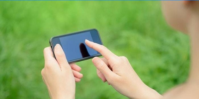 Pige med en telefon