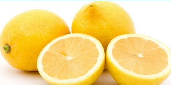Hele og halverede citroner