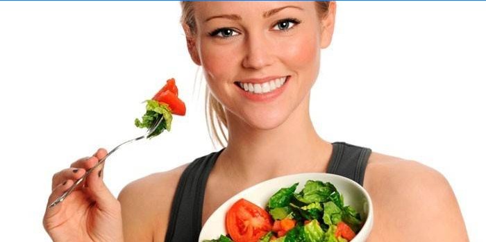 Pige spiser salat