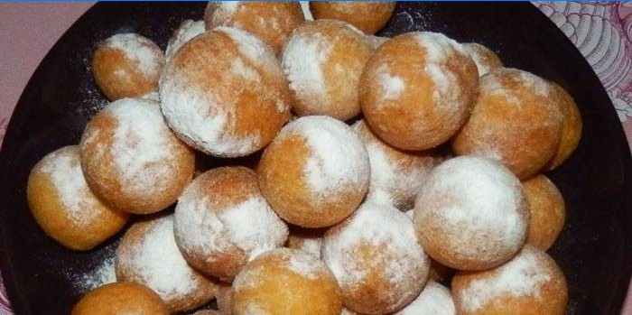 Små donuts toppet med melis