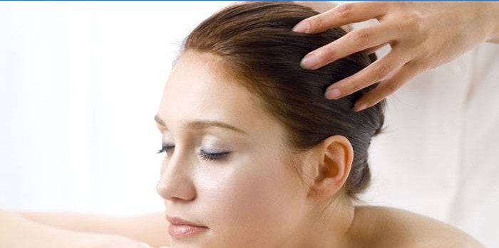 En pige får en hovedmassage