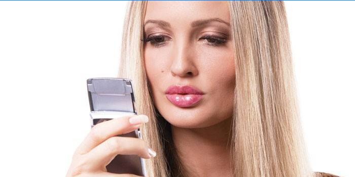 Pige med en telefon
