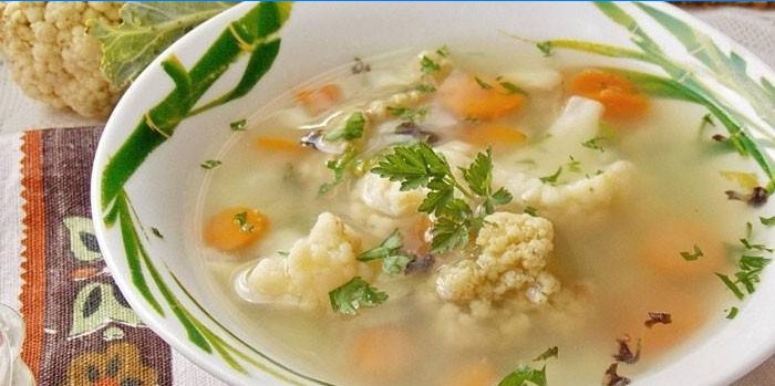 Grøntsagssuppe med blomkål i en tallerken