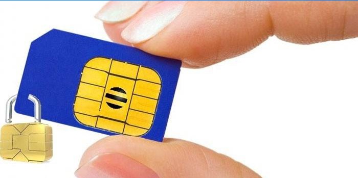 SIM-kort på en lås i en hånd