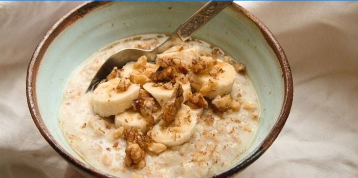 Havregryn med nødder og bananer