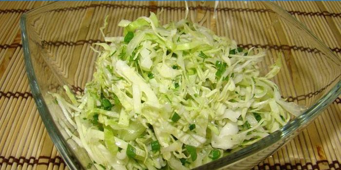 Frisk kålsalat med urter