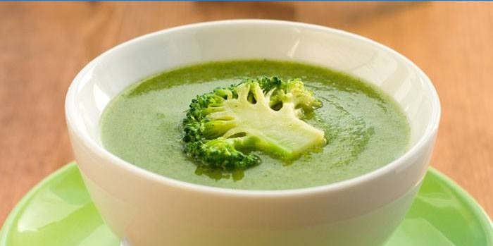 Broccoli fløde suppe i en tallerken