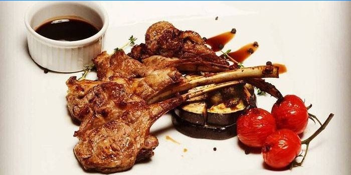 Rack med lam med aubergine og cherrytomater