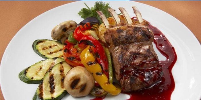 Rack med lam med grillede grøntsager og grill sauce