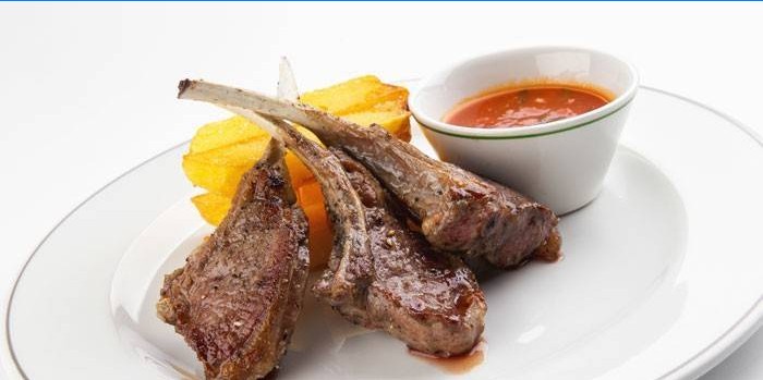 Rack med lam med pommes frites og sauce