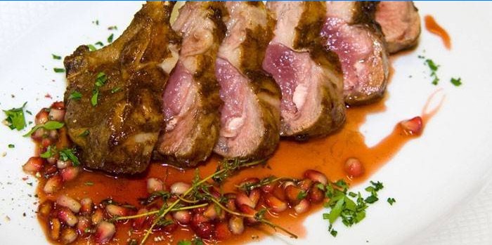 Klar lammestativ med granatæble sauce