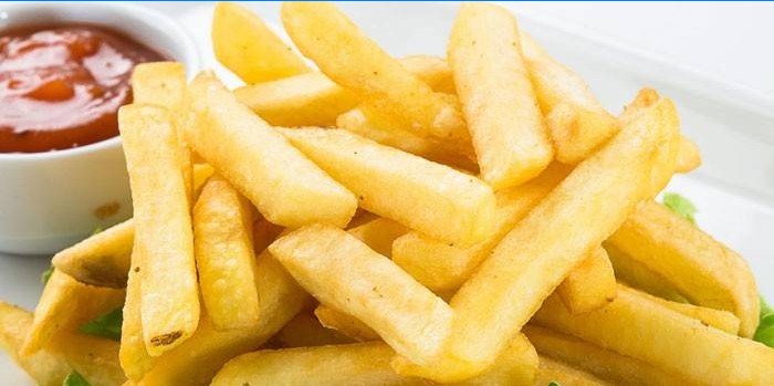 Pommes frites med tomatsauce