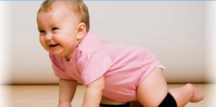 Baby gennemsøger på alle fire