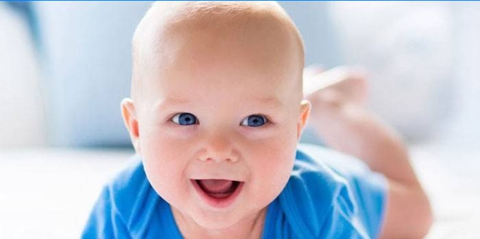 Lille baby ligger på maven