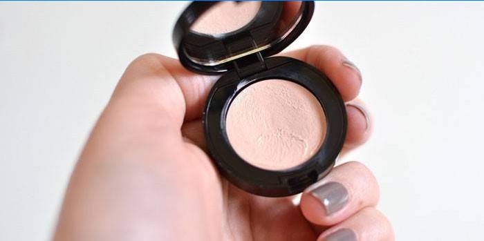 Pink concealer i hånden