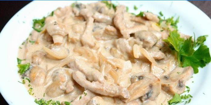 Kyllingekød stroganoff med svampe