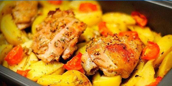 Bagt kyllinglår med kartofler og tomater