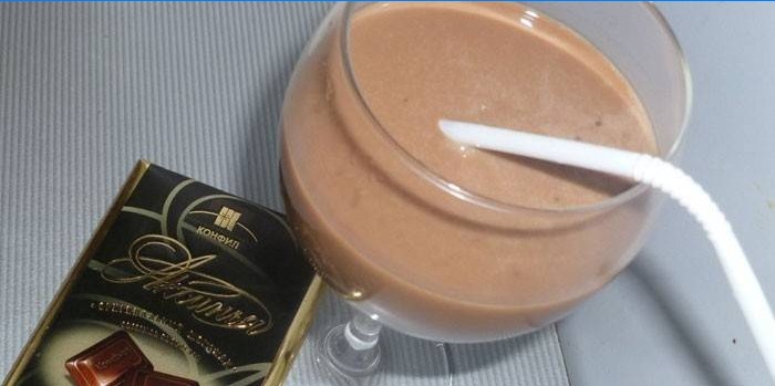 Liquor Baileys i et glas og en chokoladestang