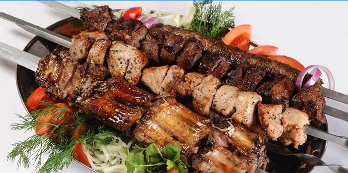 Klar kebab fra forskellige dele af svinekød