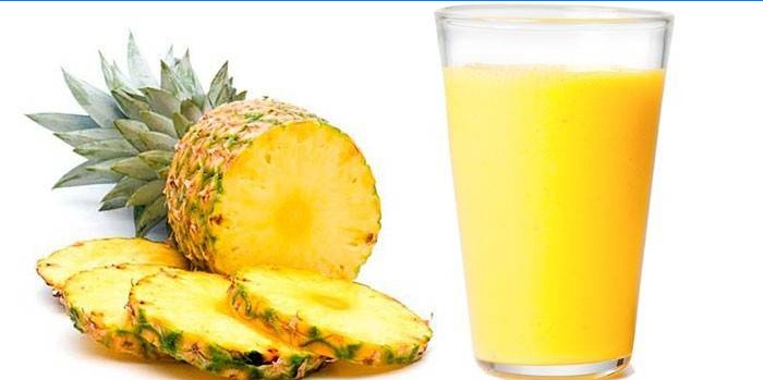 Ananas juice i et glas og ananas