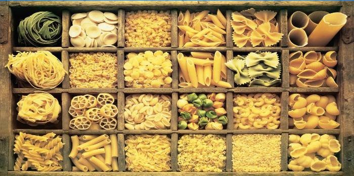 Forskellige typer pasta i en kasse