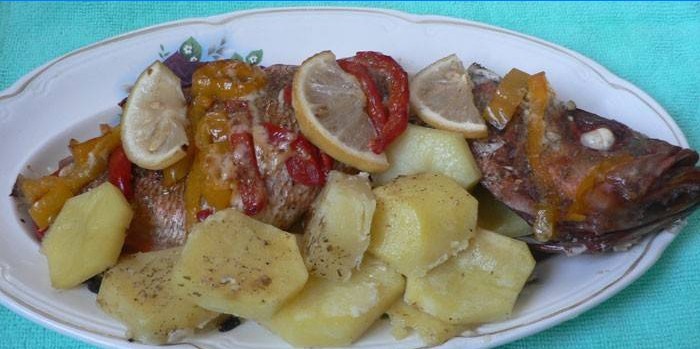 Bagt aborre med kartofler og grøntsager