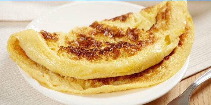 Omelet på en tallerken