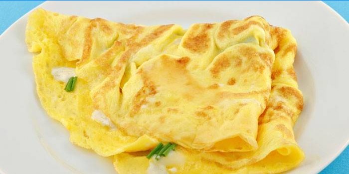 Tynd diætomelet med cottage cheese og urter
