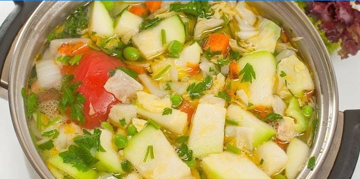 Kasserolle med grøntsagssuppe