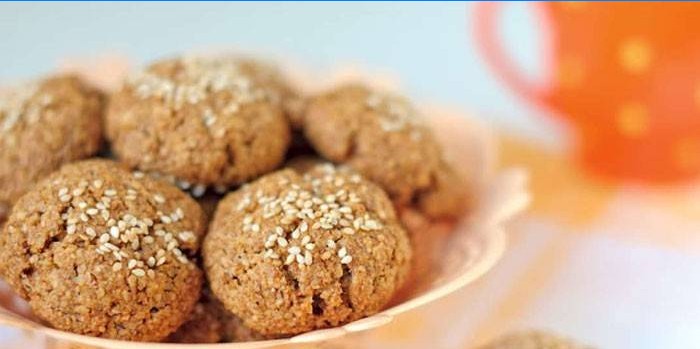 Hjemmelavede cookies drysset med sesamfrø