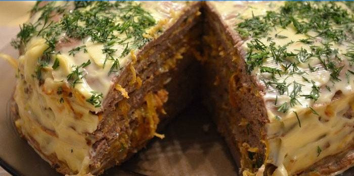 Kage af leverkager og et lag grøntsager med creme fraiche