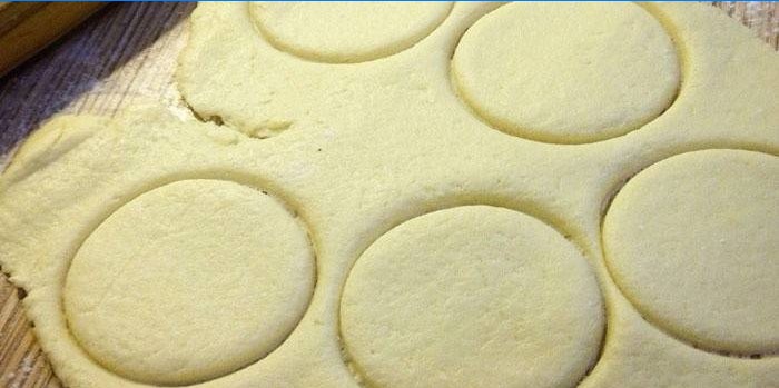 Skæring af cookies med et glas