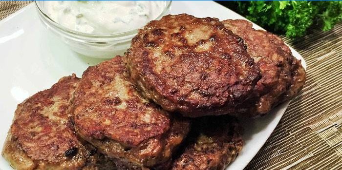 Stegt leverpatties på en tallerken med sauce