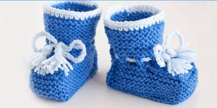 Marshmallow-støvler til en nyfødt baby dreng