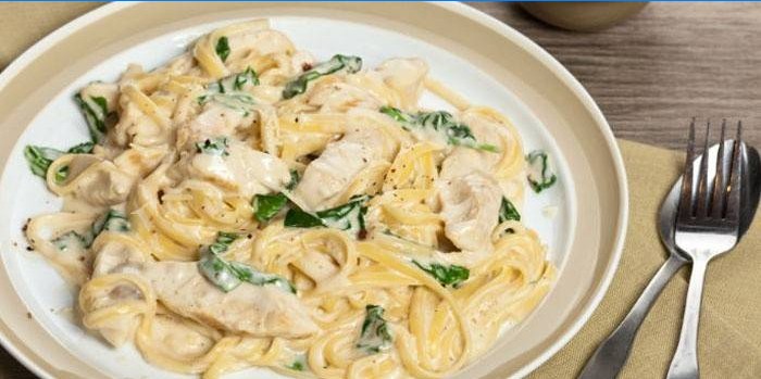 Tallerken med spaghetti i en cremet sauce