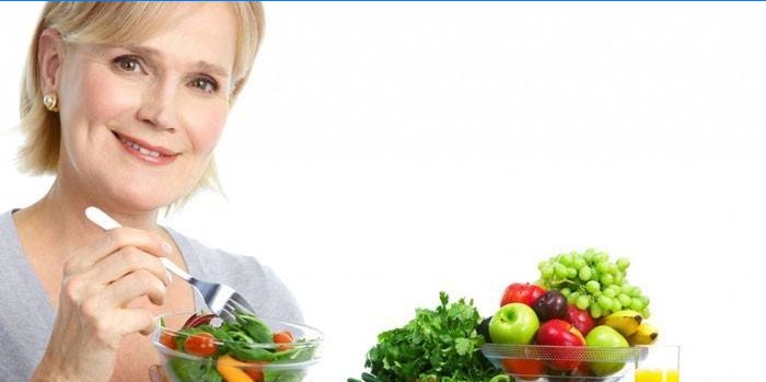 Kvinde spiser salat