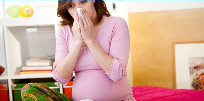 En gravid pige har en løbende næse