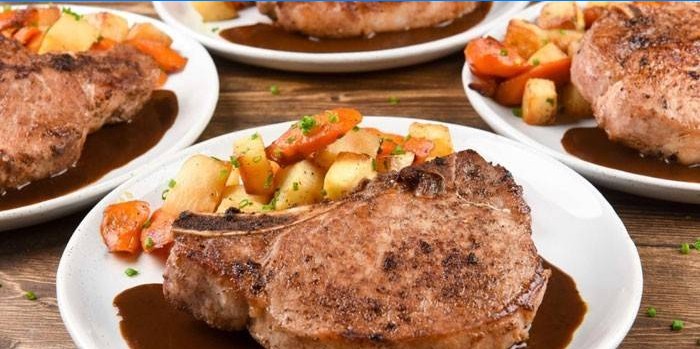 T-bone kød med grøntsager