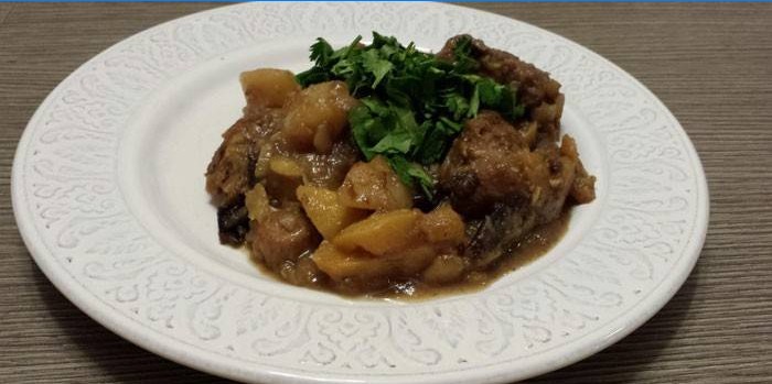 Stew med skiver svinekød og kartofler