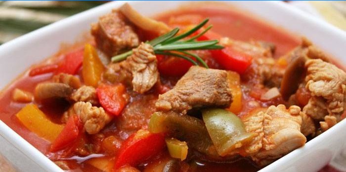 Vegetabilsk gryderet med skiver svinekød