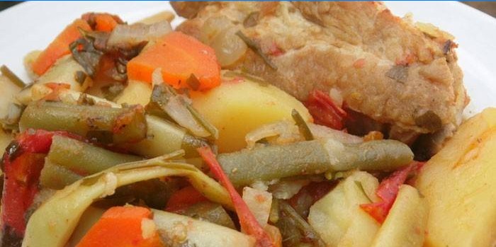 Vegetabilsk gryderet med svinebånd