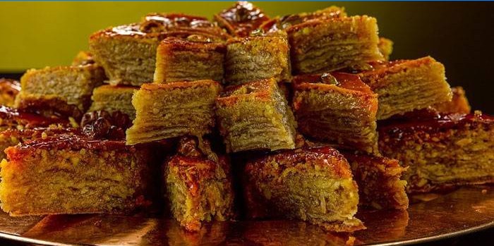 Klar baklava på en tallerken