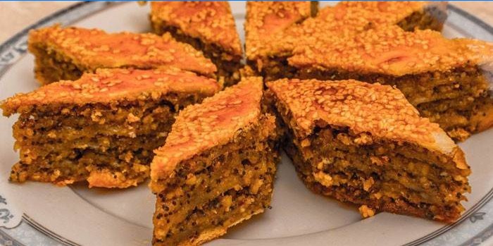 Variation af baklava med valmuefrø og sesamfrø på en tallerken