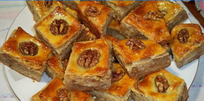 Skiver baklava med valnødder på en tallerken