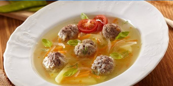 Suppe med kødboller i en tallerken