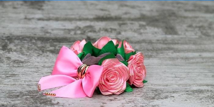 Elastisk bånd til et hår bundt ved hjælp af kanzashi teknik
