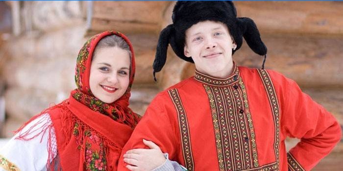 En fyr og en pige i russisk nationalt tøj